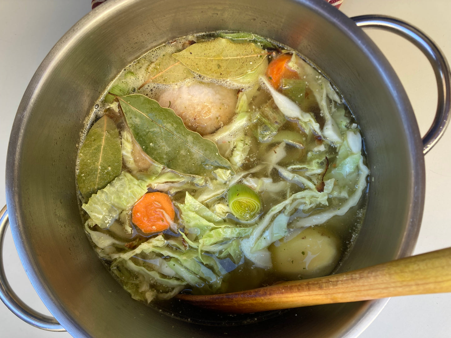 Suppe mit Lorbeerblätter